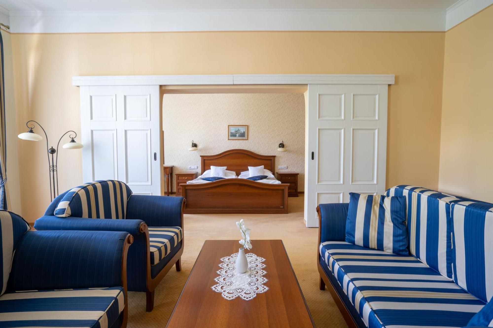 Ld Palace Spa & Kur ฟรันทิชโกวี ลาซเน ภายนอก รูปภาพ